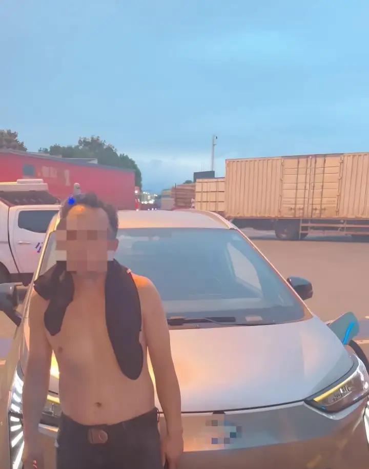 我算是看明白了，这新能源车的电量真不能全信。浙江一位男子开电车跑高速，途