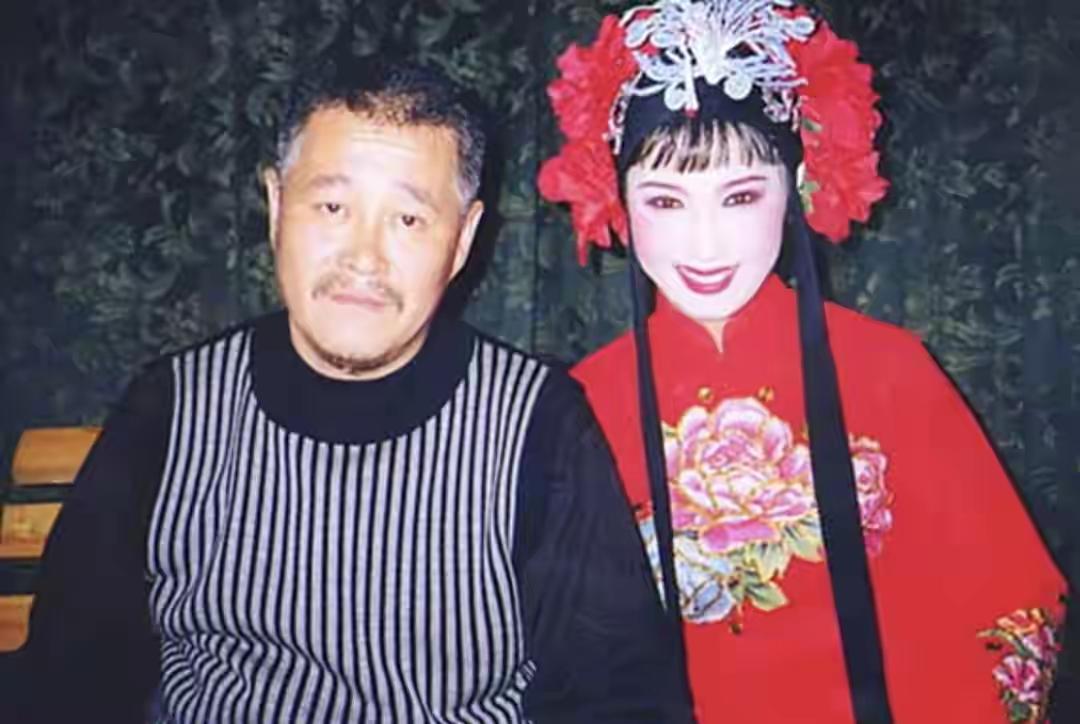 闫学晶和赵本山合影，岁月匆匆，转眼就过了数年。这些年来她的笑容没有变过，赵本山头