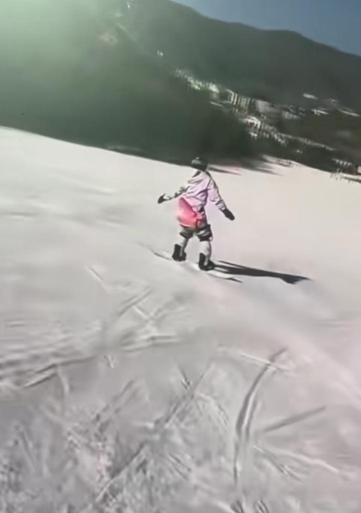 全红婵又一次惊艳到我了！跳水就已经是天花板级别，现在滑雪也玩得超溜！瞧瞧这平