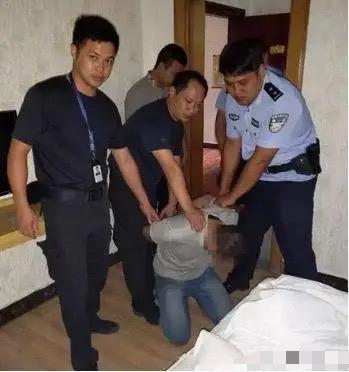 男子带女大学生开房被抓，辩解：她还我身份证，我给900感谢费男子和女大学生进