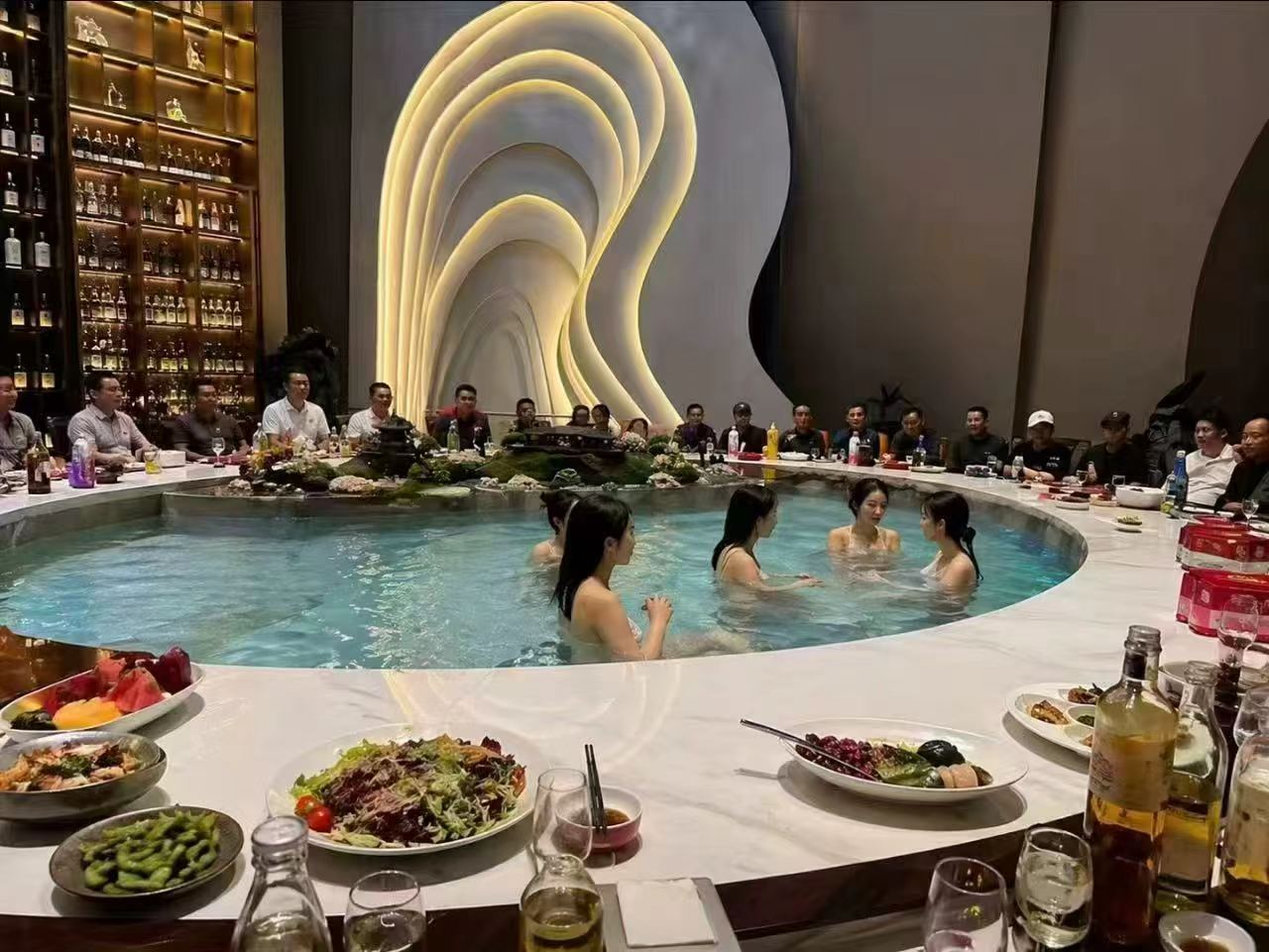 泳池酒桌？酒池肉林？话说，这样吃饭吃得香吗？有钱人会玩