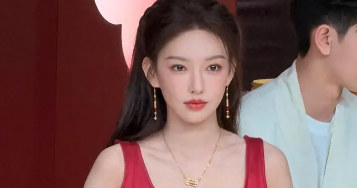 程潇红裙惊艳全场！27岁逆袭成人间底气