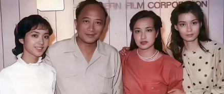 其实刘晓庆年轻的时候颜值还行，不比左边的龚雪差多少，右边的这位是潘虹。那中间这位