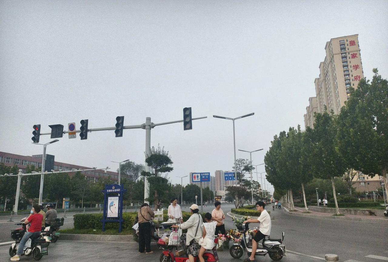 青岛人第一次来菏泽，我一直以为菏泽挺落后，没想到发展的还不错啊，还看到了一所大学