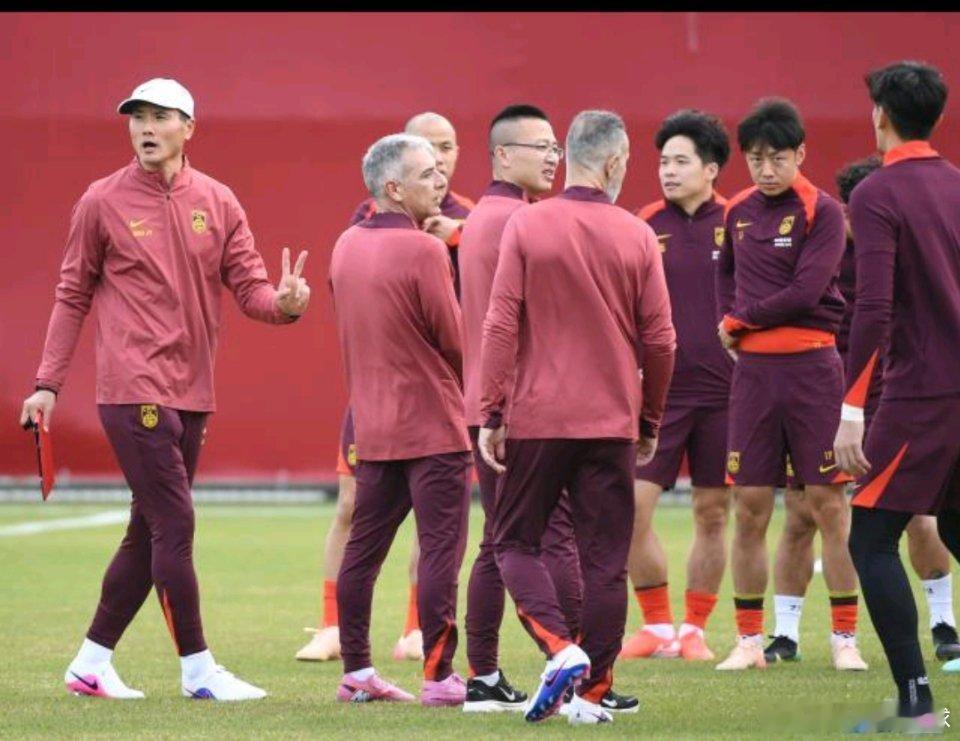 国足邵佳一1月28日讯国足结束冬训后，主帅邵佳一接受了《体坛周报》的专访，邵