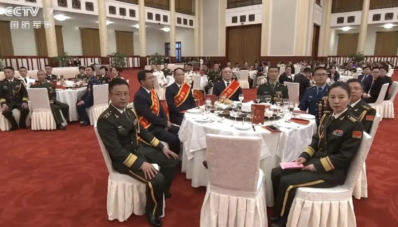 航天员王亚平参加了中国人民解放军建军98周年招待会！从王亚平的军衔来看，她还