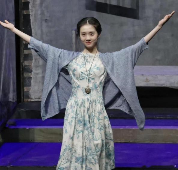 黄家有女初长成，黄磊的大女儿黄多多真的好漂亮，完美继承了妈妈孙莉的美貌，气质颇有