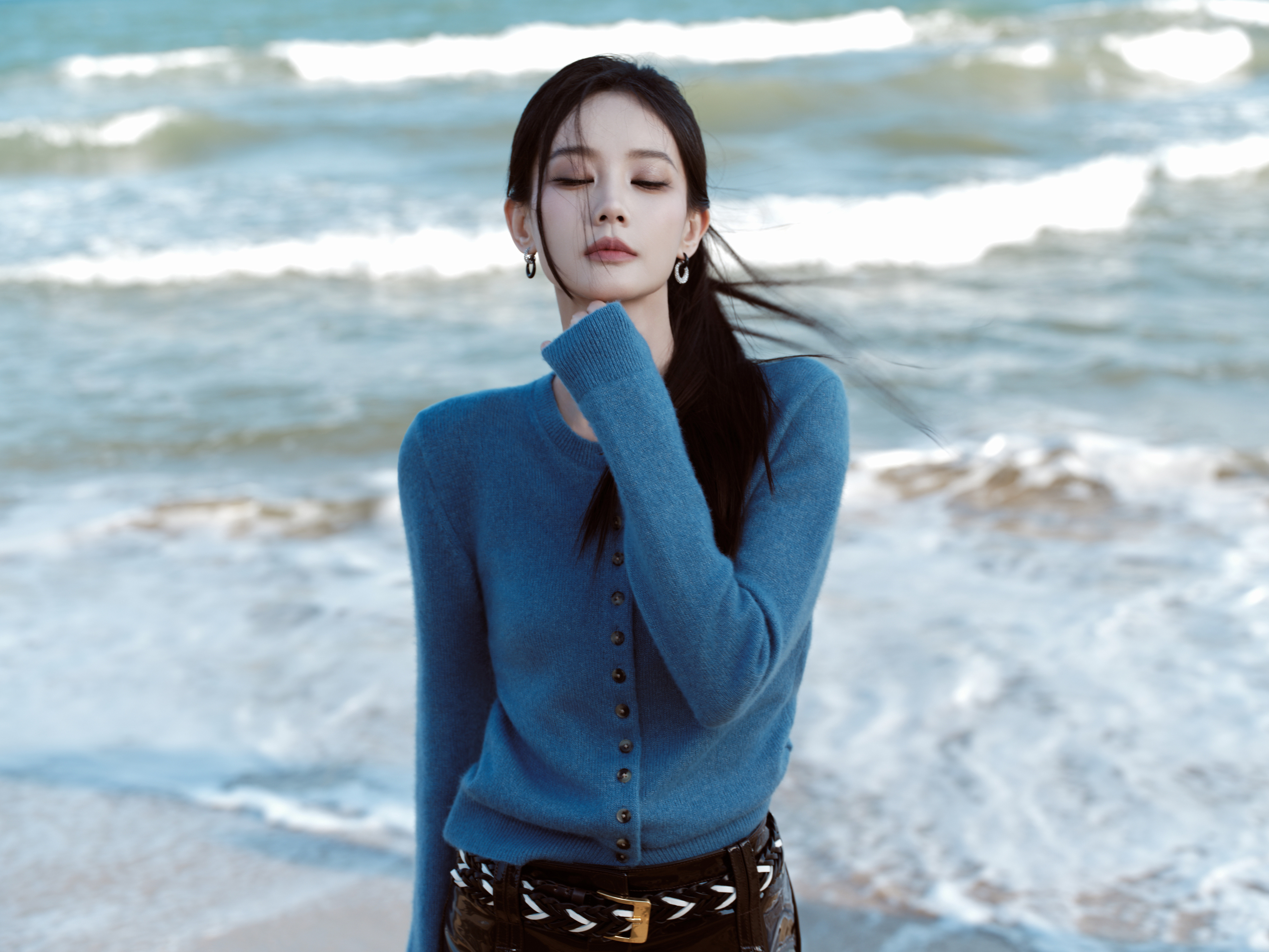 #李一桐#步履悠然，定格随性姿态。🌊循岸听潮，看尽现无限可能。🩵​