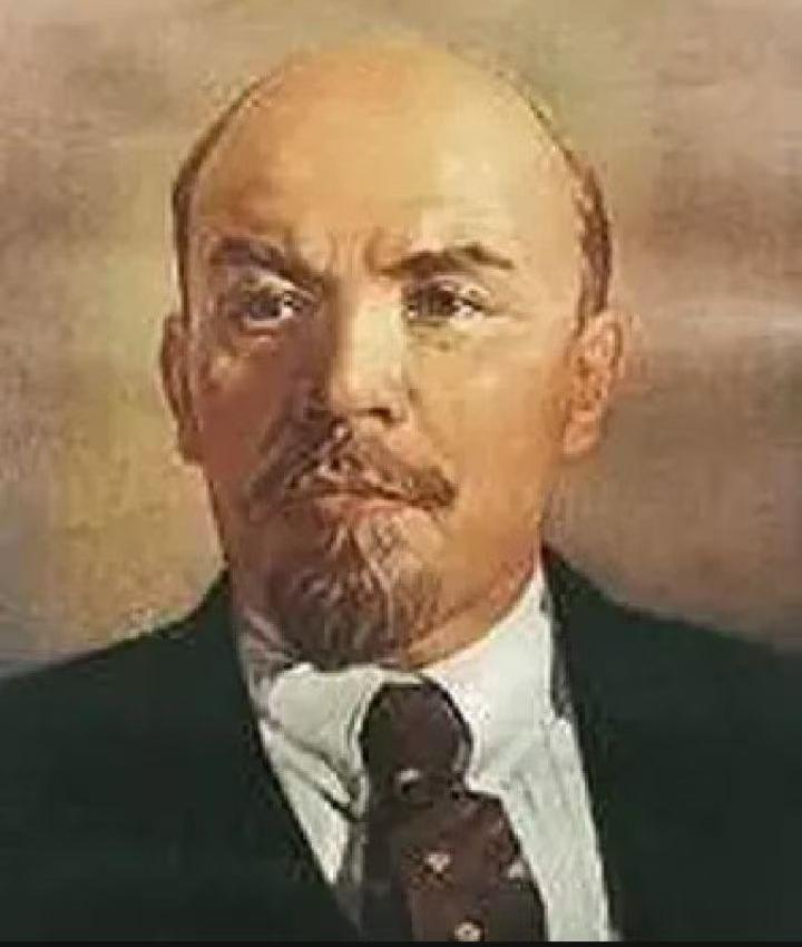 1917年彼得格勒寒风刺骨，列宁刚下装甲车，革命火光四射，却先蹲工厂门口问：锅炉