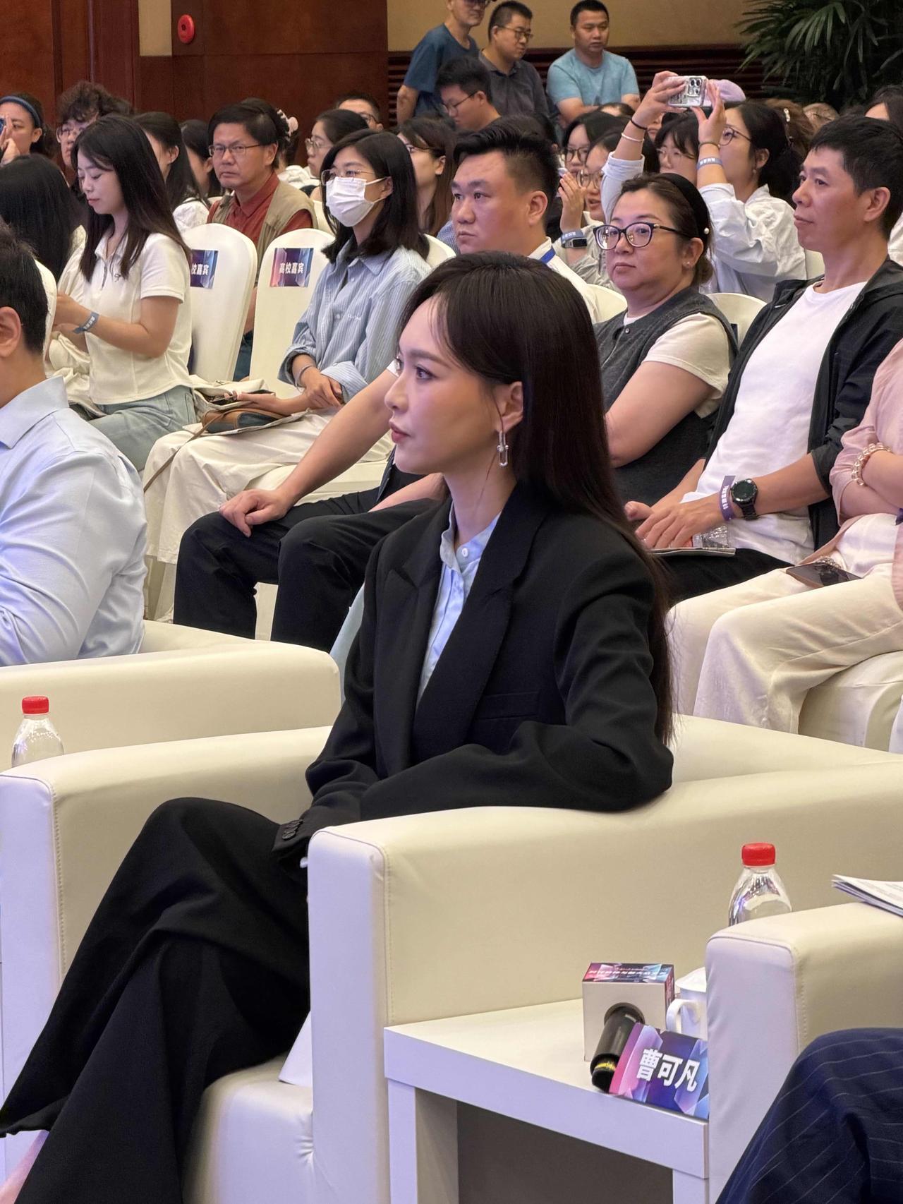 路人镜头里的唐嫣，气质超好呀！生图状态完全能打，一身简约黑色西装外套搭配浅蓝衬