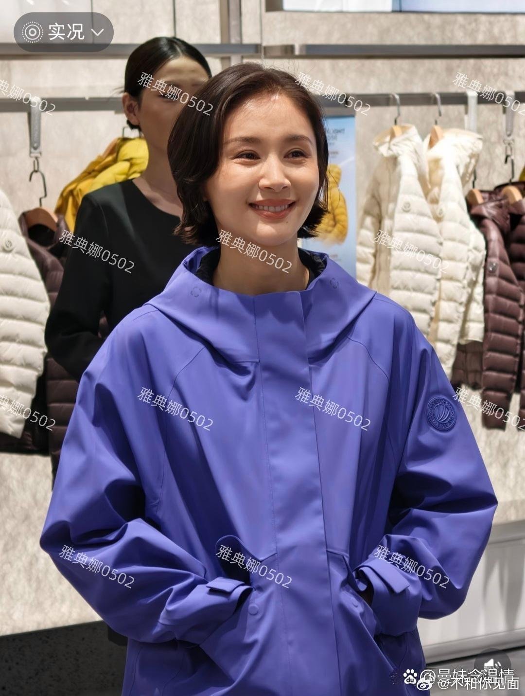 前阵子在沈阳中兴碰着王子文了。她以前以娇小灵动出圈，没美颜滤镜的话，眼角皱纹挺明显的。以前巴掌大的小