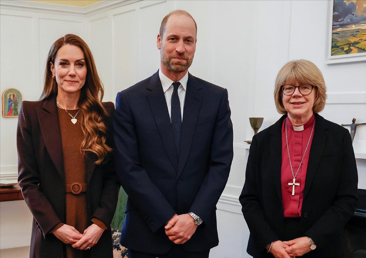 威廉凯特合体营业！2月5日，威廉王储与妻子凯特王妃一同来到了坎特伯雷大主教在伦