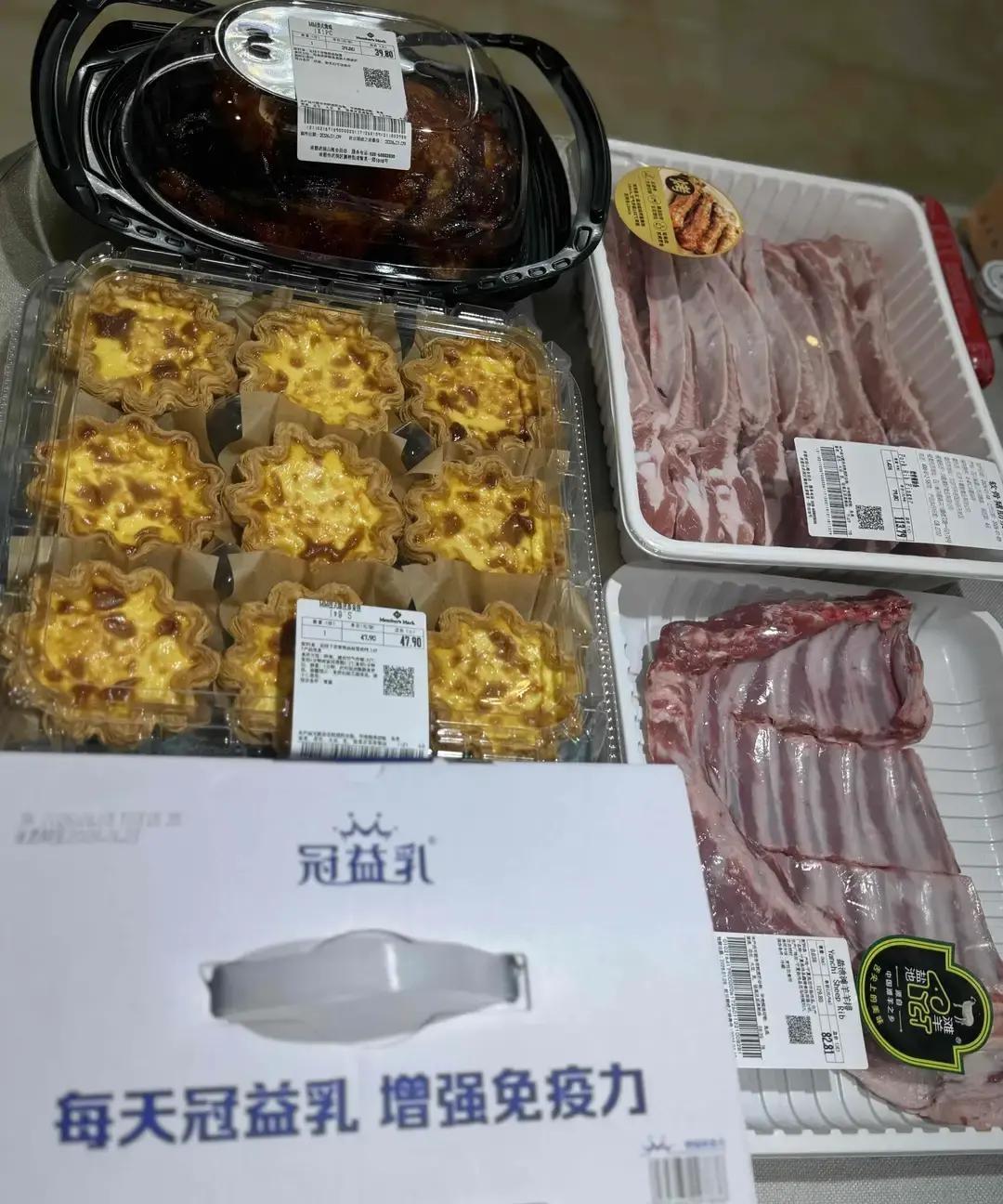 一位宝妈把山姆大包装牛排剪成小块，分袋冷冻，还标好日期。视频里她一边包一边算：