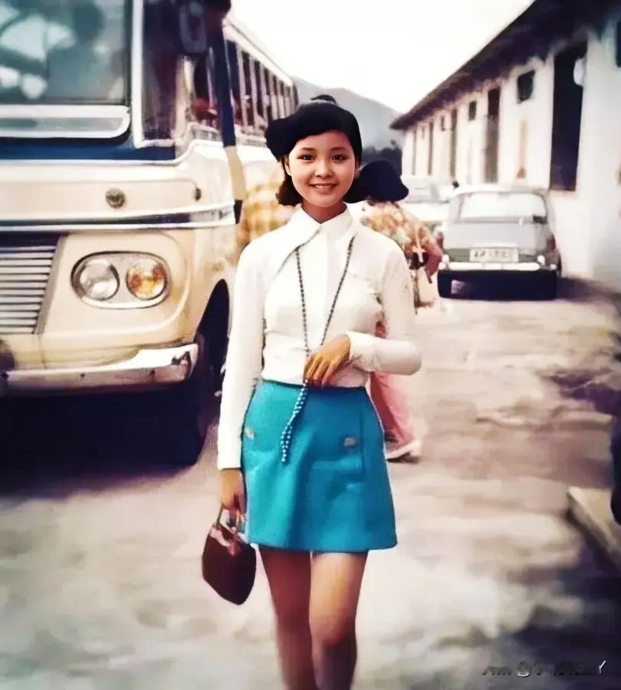这是邓丽君少女时期在香港街头的一张留影老照片，拍摄于1970年夏天。彼时邓丽君1