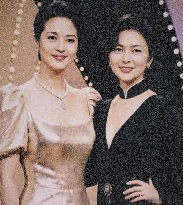 倪萍的美貌被低估了当年采访关之琳一点也不输，反而大气很多​