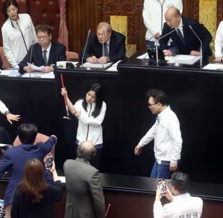 柯建铭的报应来啦！2月12日传来消息，台湾地区民进党团立法院总召柯建铭，杖击国民