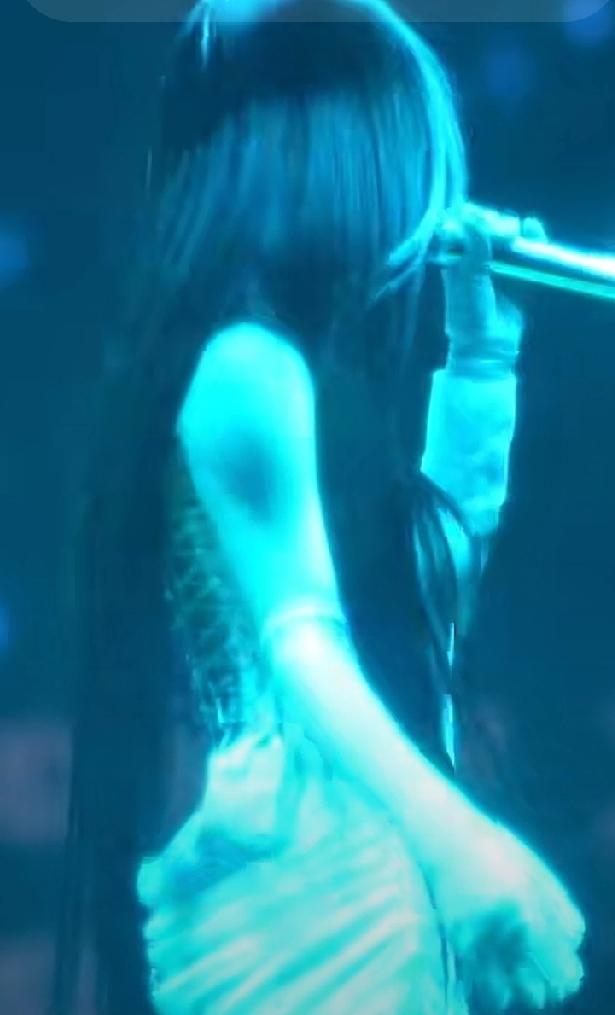 我认为单依纯没必要向李荣浩道歉，因为她没有错。（一）双方是师生关系，单衣纯出于