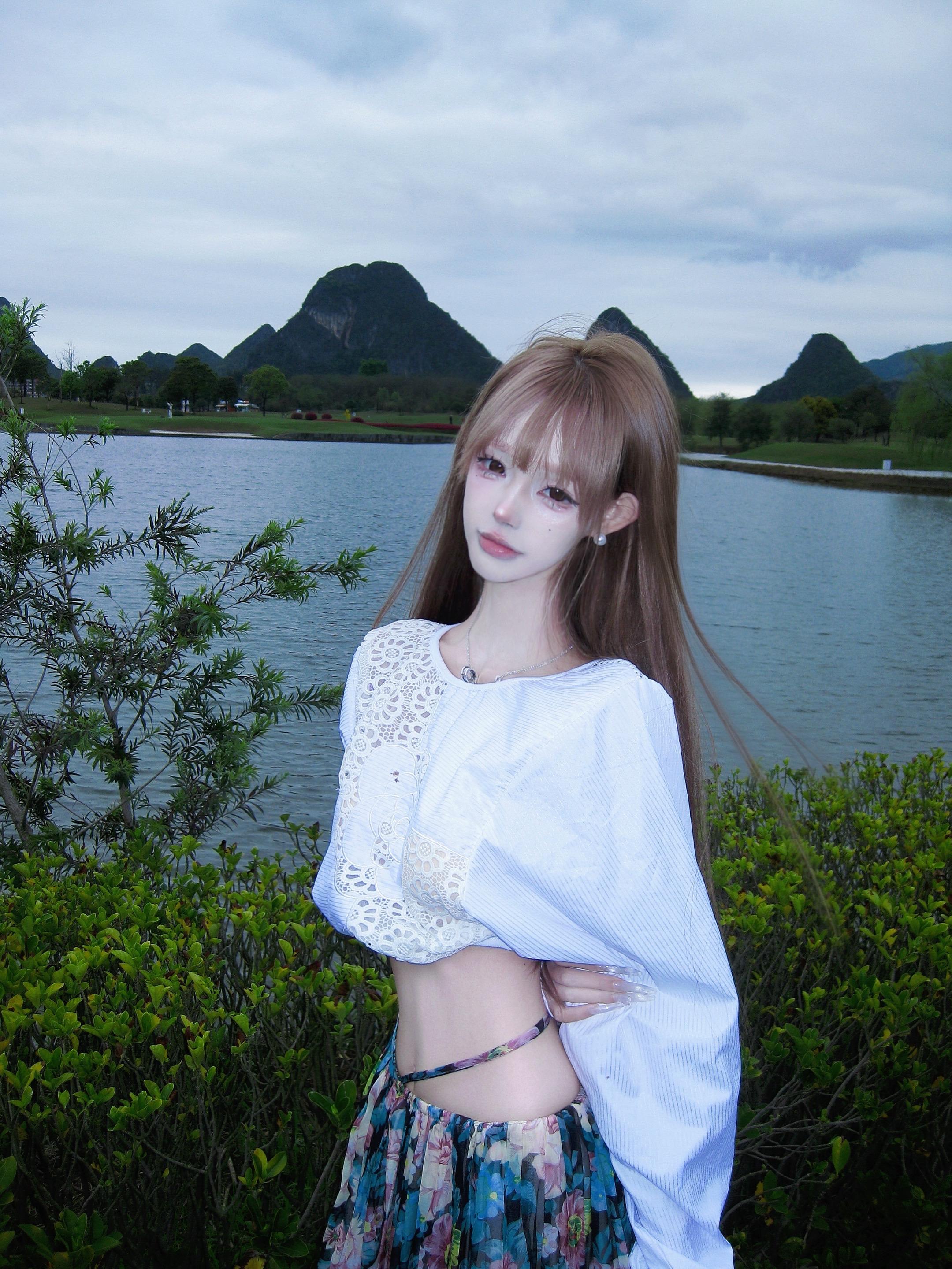 风轻，水清，天青，与卿卿。