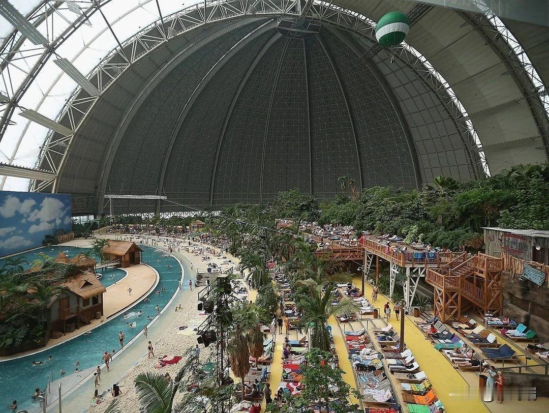 这张照片展示的是位于德国勃兰登堡州的热带岛屿度假村(TropicalIsla