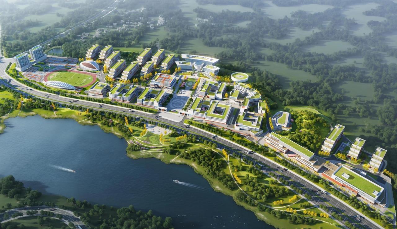 在泉州南安市康美镇东溪之畔，一座全新的现代化大学校园正以肉眼可见的速度拔地而起。