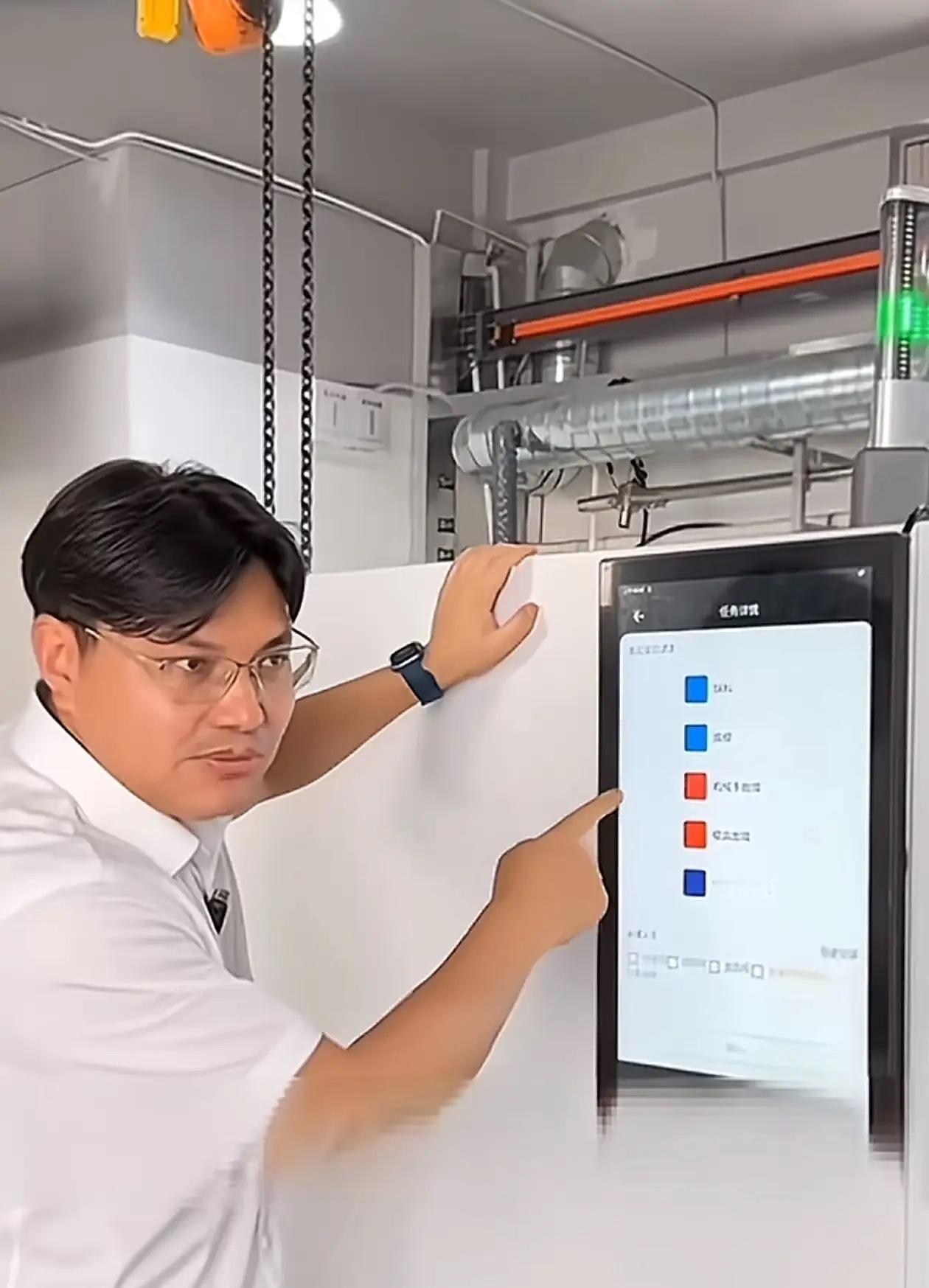 真没想到,曾在工厂里跟大家一起拧螺丝的黄某星,爬成管理者后,反手就给底层工友焊