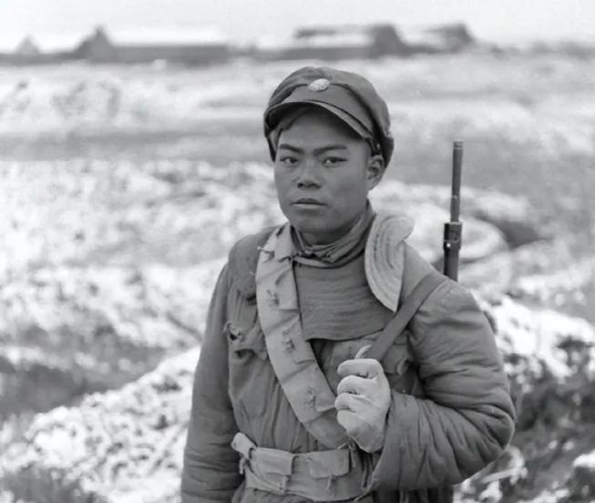 1948年3月，国民党整90师中将师长正在怒骂小电话兵，甚至开了两枪恫吓。小电话