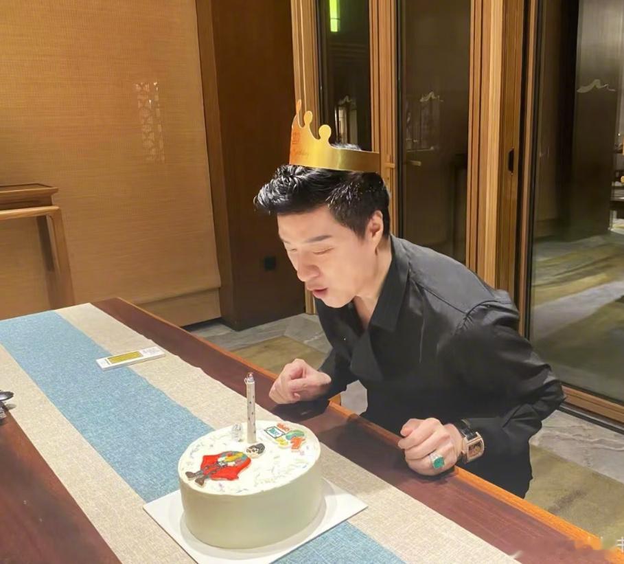 范丞丞爸爸73岁生日照，你敢说这是73我都不敢信