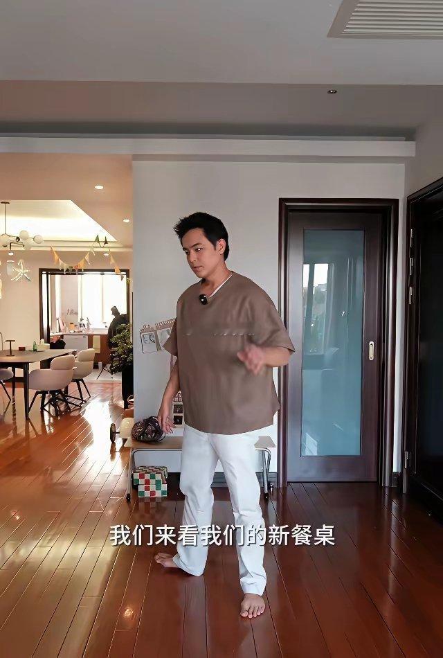46岁明道上海新家4万电视柜用昆凌同款二手包换15万沙发却天天坐露营椅网友：这买