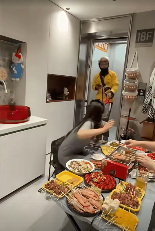 外卖小哥最喜欢送这种单的吧，一出电梯就送餐成功！