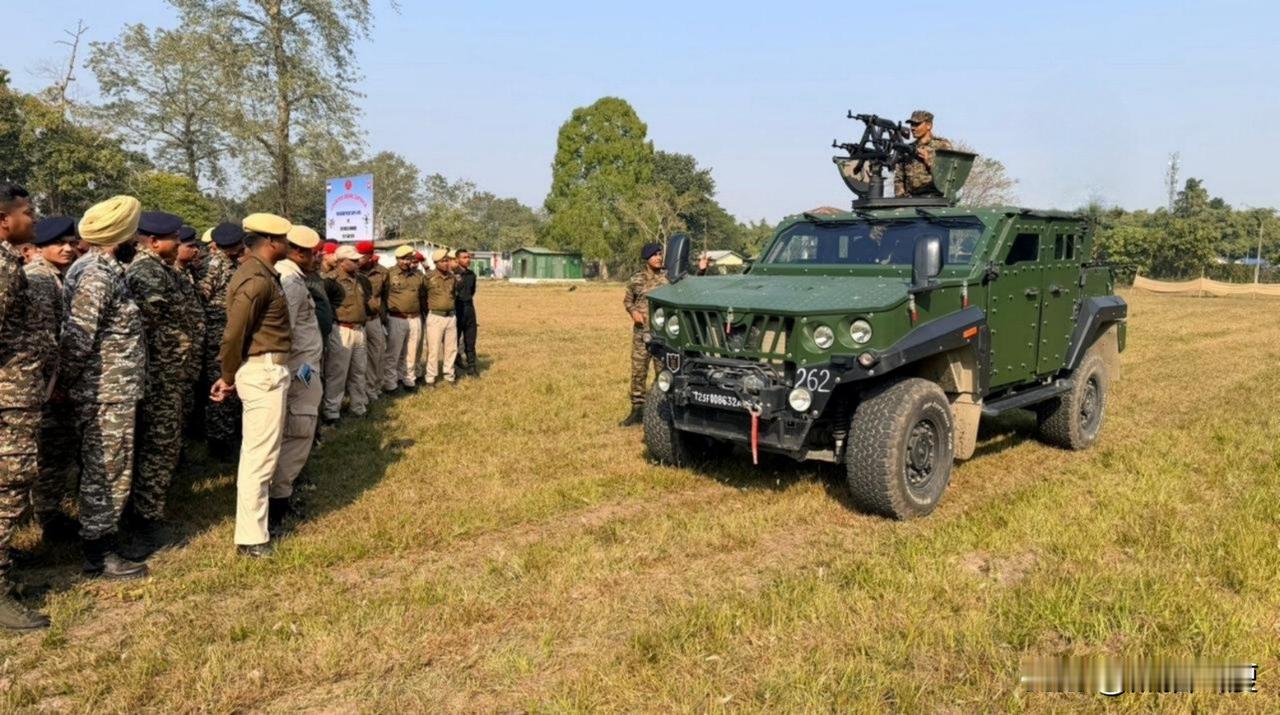 印度一直在展示自己的最新【反无人机科技】，之前还有雷达配合和微波/激光，这次的设