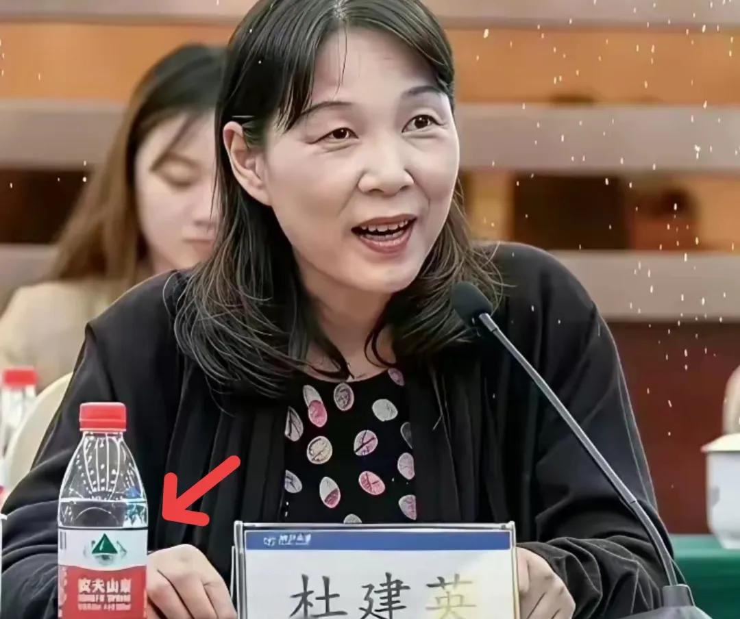 此刻的杜建英恐怕恍然大悟，大小姐故意引蛇出洞，让杜建英自曝家丑。宗馥莉未动一兵一