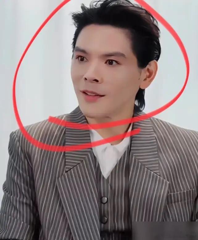 易立竞问向佐：几百亿遗产全给你老婆，你啥感受？向佐咧嘴一笑，直接反问：她是我老