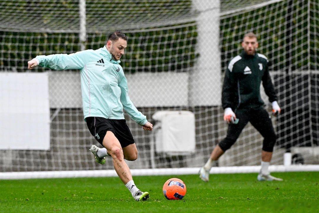 都灵体育报：库普梅纳斯仍然是斯帕莱蒂在防线上的首发人选，他可能会在周六的比赛中让