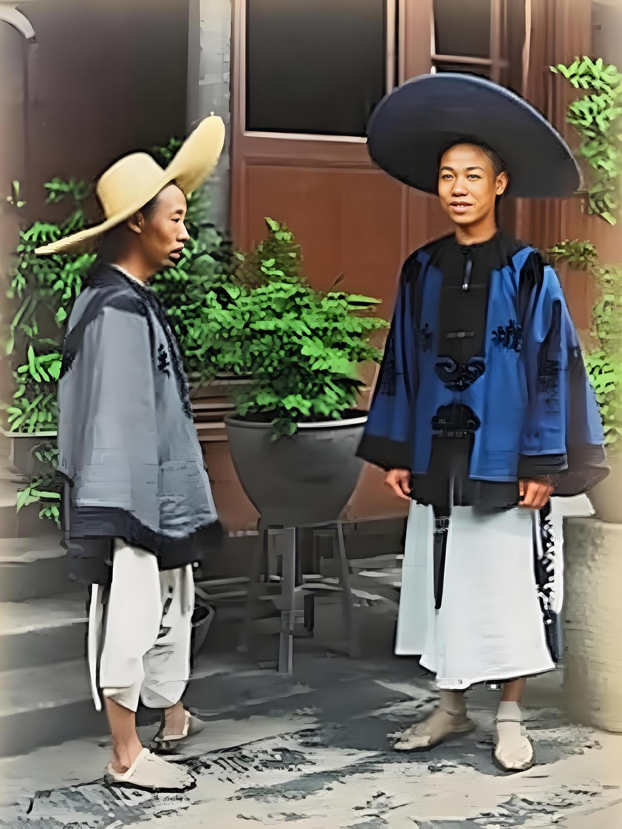 你看这张照片，晚清的两个清兵，身上穿着带“亲兵”字的衣服，头上帽子样式还挺特别，