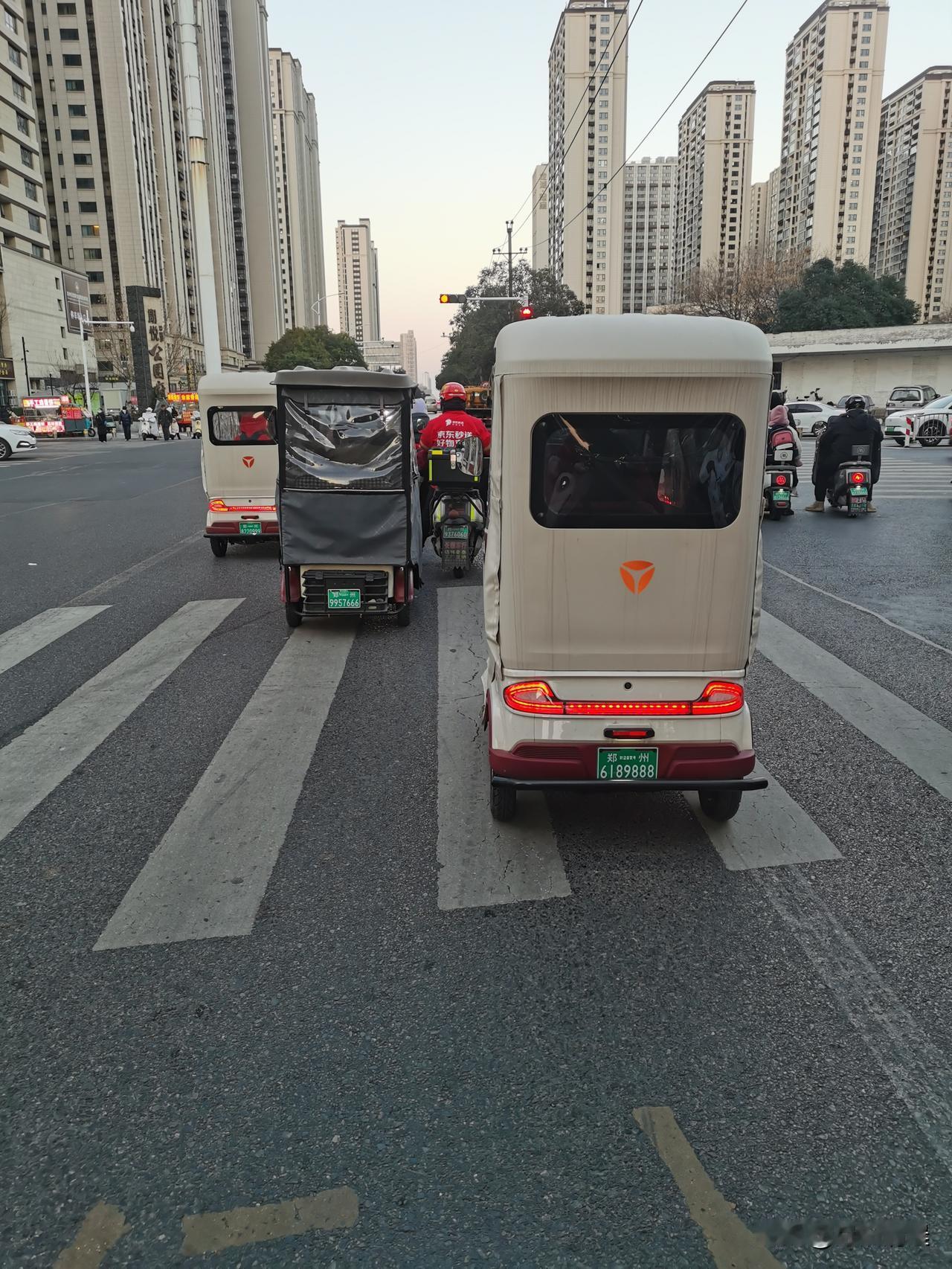 雅迪电动车的这个车尾灯我看着怎么这么熟悉，一时间想不起来，好像在哪里见过，但是又