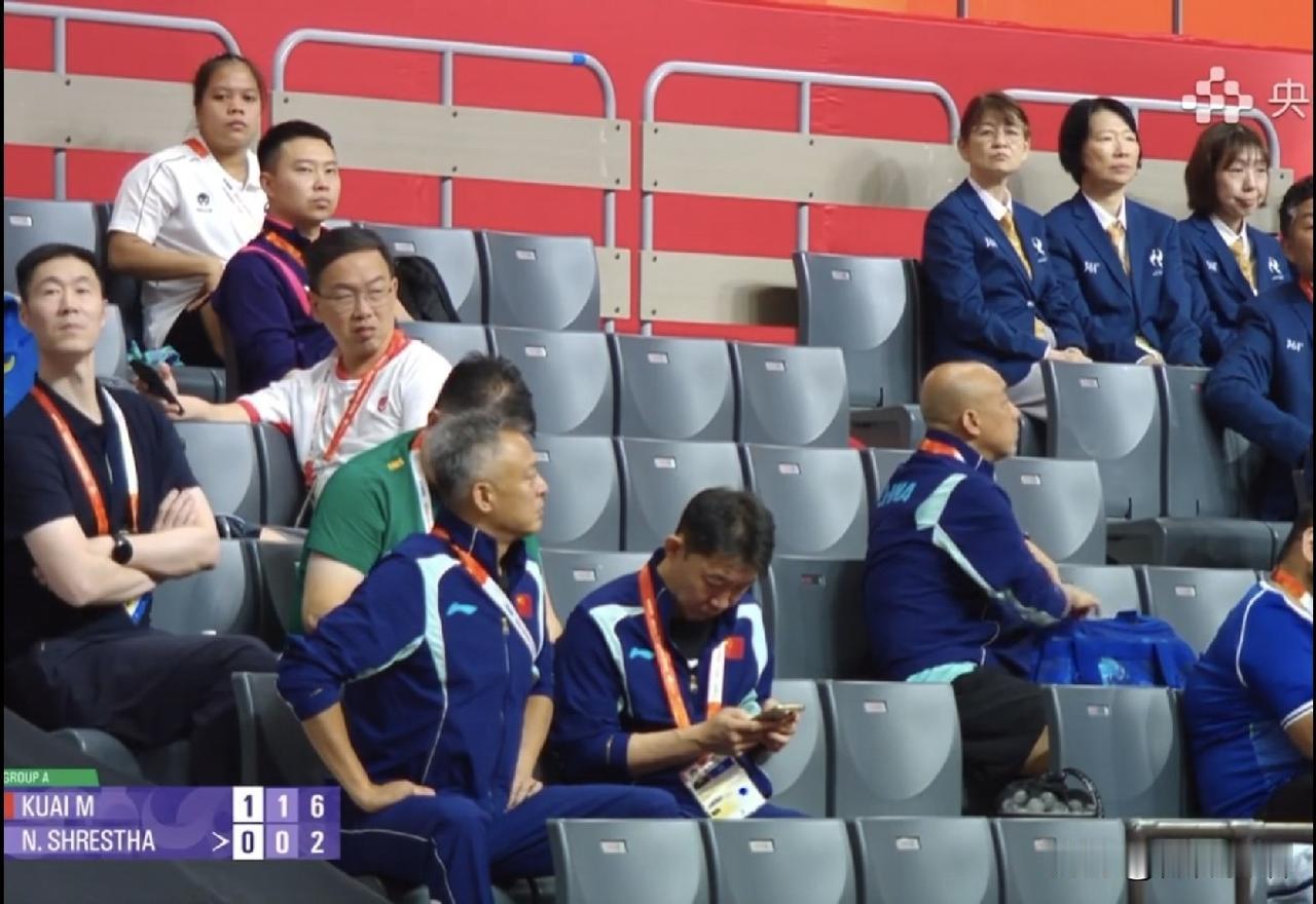 肖导在看台关注日本女队的比赛。今天第一场比赛中国女队在一号台，日本女队在二号台