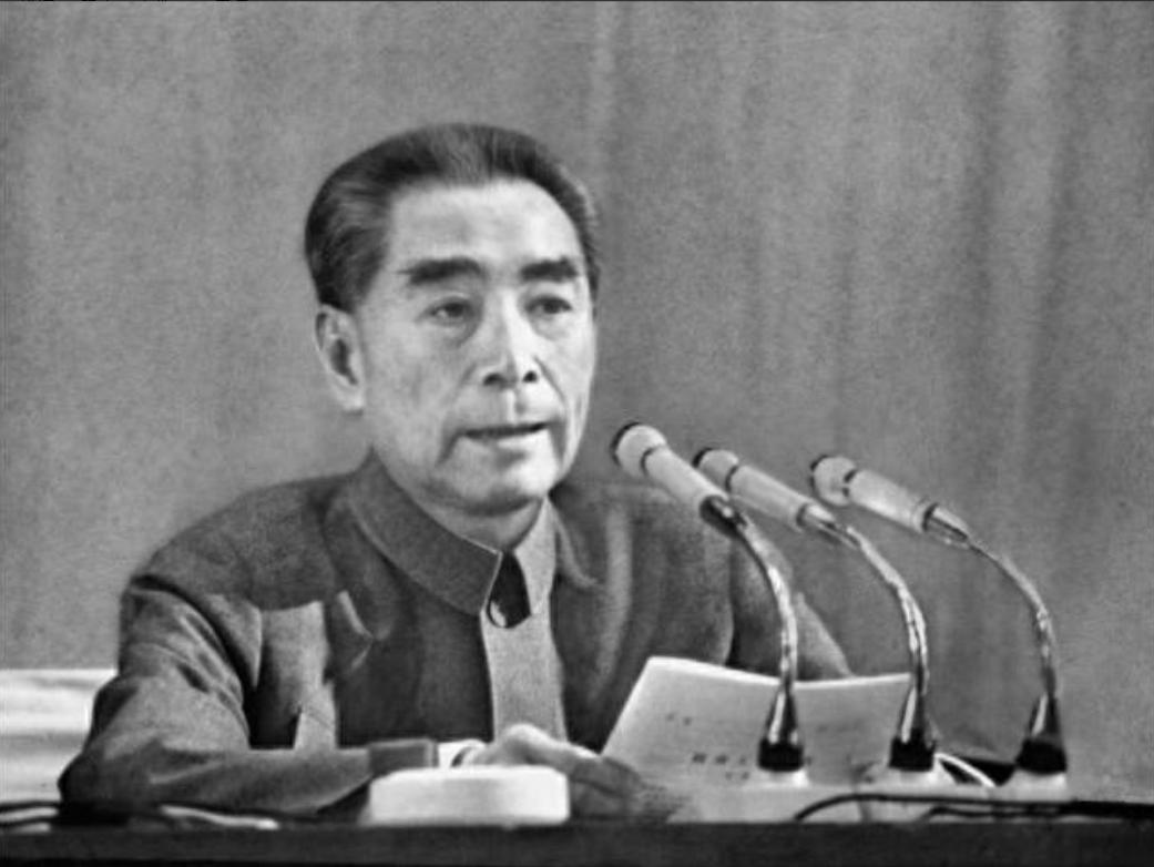 1963年12月，周总理访问摩洛哥，国王哈桑二世赠送他一枚镶嵌大量宝石的佩剑，十