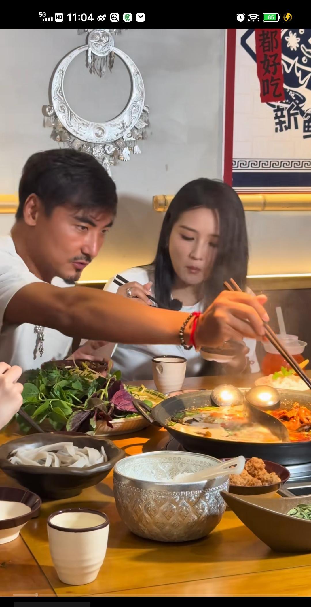 歌手何洁的现任老公竟然长这样？他叫刁磊，是一名鼓手，他总共有过三段婚姻……20