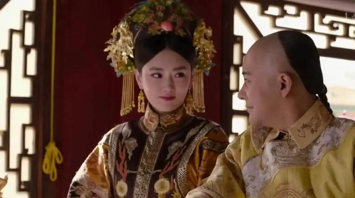 1752年，乾隆趁傅恒在外打仗，偷偷的将傅恒夫人召入宫中，他一把抱住傅恒夫人，傅