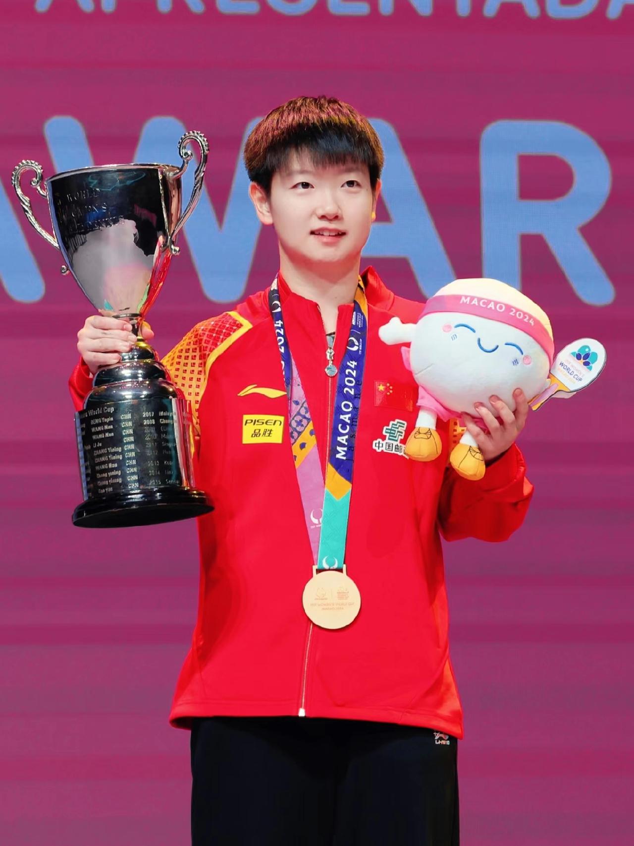 孙颖莎完全能继续坐稳世界第一，而且短期几乎无人能撼动。刚结束的新加坡大满贯