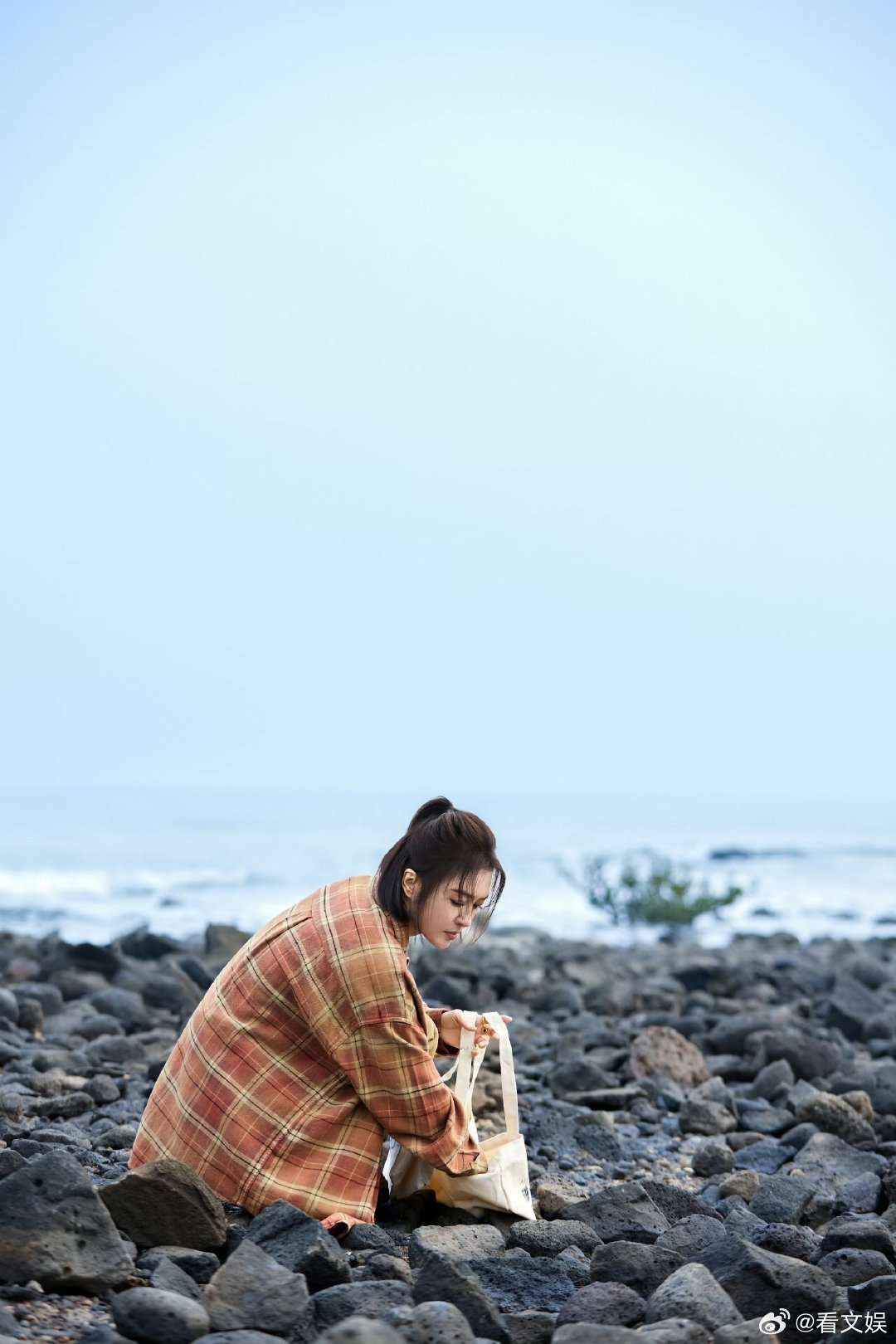 秦岚好接地气的泡脚方式秦岚把垃圾桶征用成泡脚桶泡脚人数太多桶位告急，秦岚从容变通