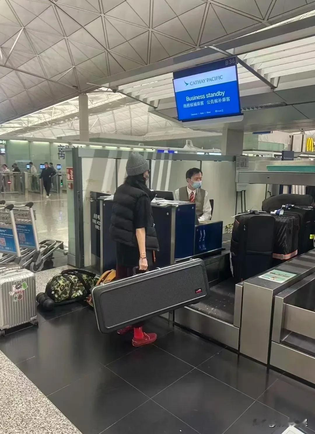 张柏芝真是超人妈妈，高精力女神啊！她现身香港机场，戴着毛线帽，短袖搭配羽绒背心