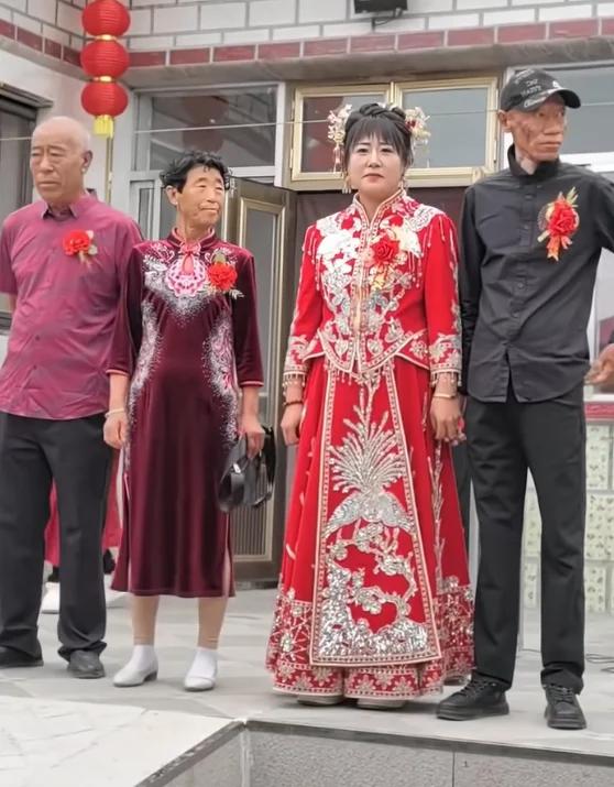 陕西农村。院子里正举行一场婚礼。新娘32岁，体态丰腴，长着一副国泰民安脸。新郎