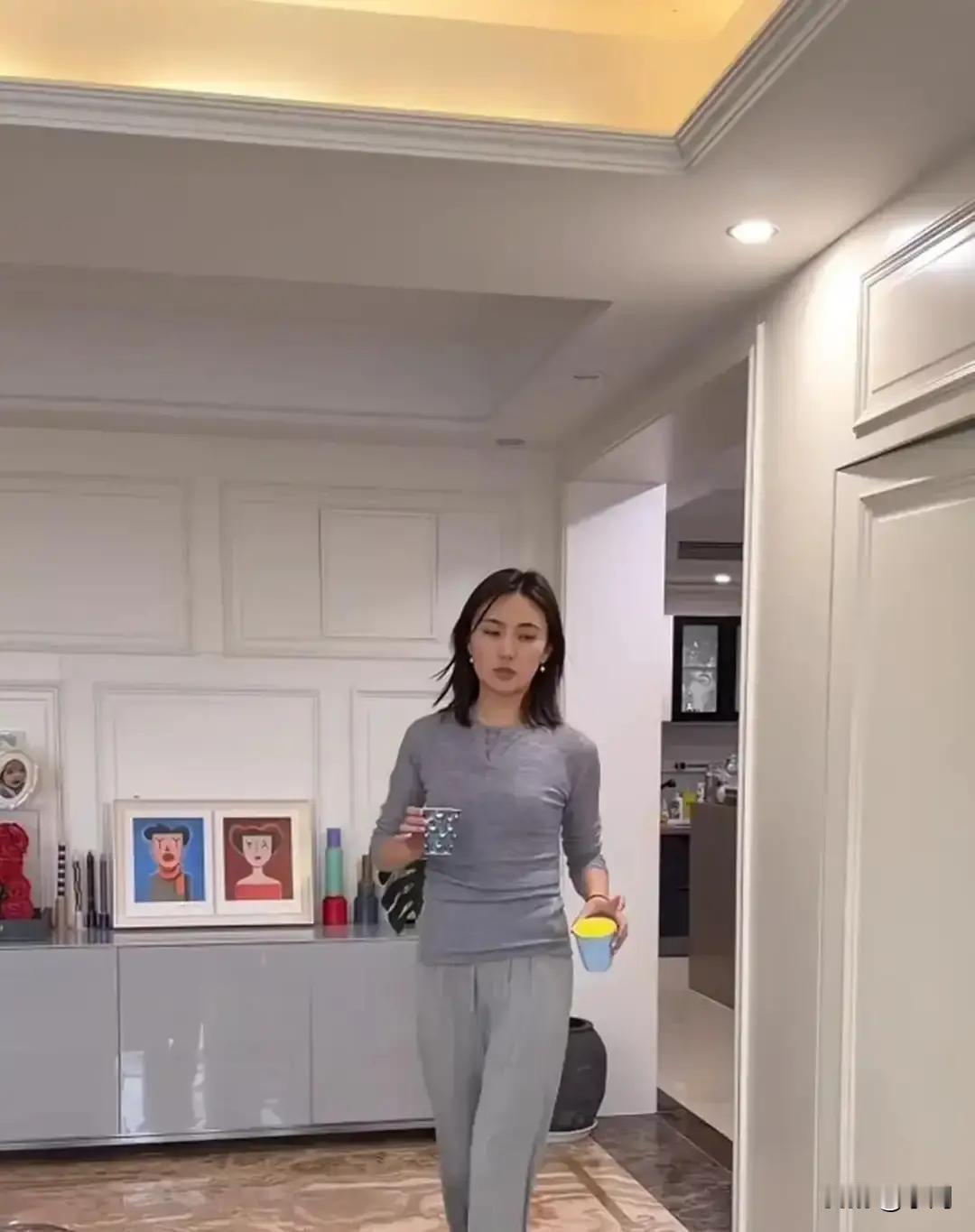 海哈金喜晒带娃日常，镜头扫过客厅书架，她和李亚鹏的合影明晃晃摆在那儿，一点没遮。