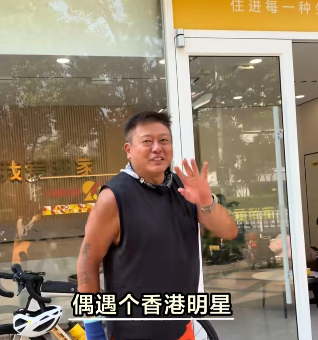 在街头偶遇明星，很面熟，好像演过香港as吧？谁还认他[作揖][玫瑰]