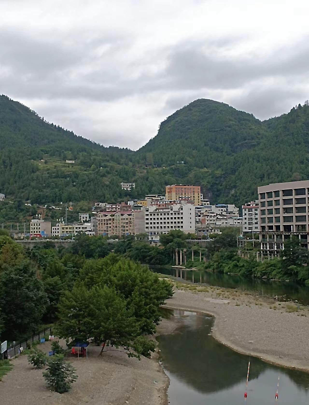 山城风光，就像一幅天然的画卷，静谧河畔更是点睛之笔，宛如人间仙境。就说湖北保康，