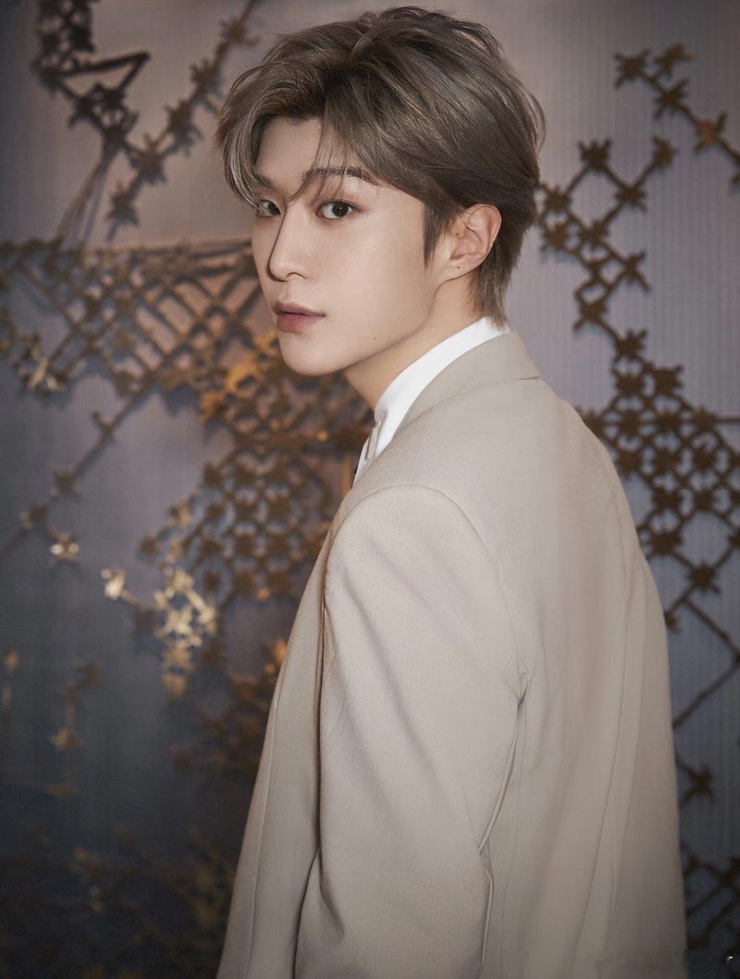 范丞丞的一组金发图片～