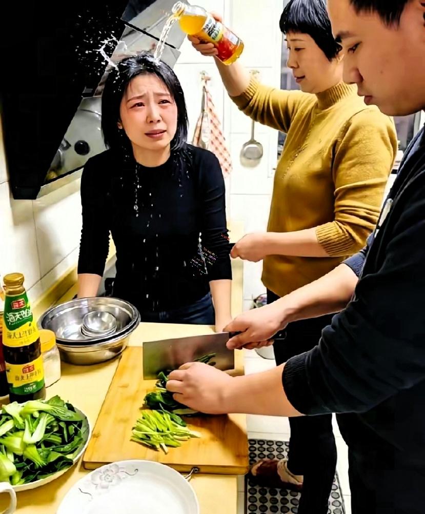 我妈在大年初一的那1天，当着家里面兄弟姐妹的面，将一杯饮料泼在了我嫂子的脸上，我