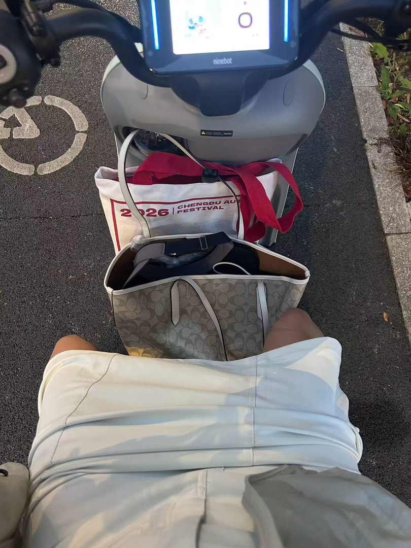 穿带一点包臀的裙子，骑电动车太狼狈了