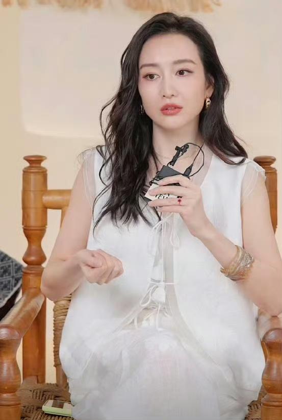 王鸥单身，是谁又开心了终于，王鸥在最新的直播里回应了自己的感情状态，她明确说